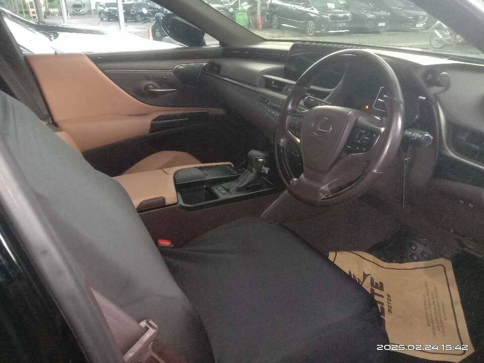 Foto Mobil Bekas Kabin Depan Lexus ES 250 2.5 tahun 2019