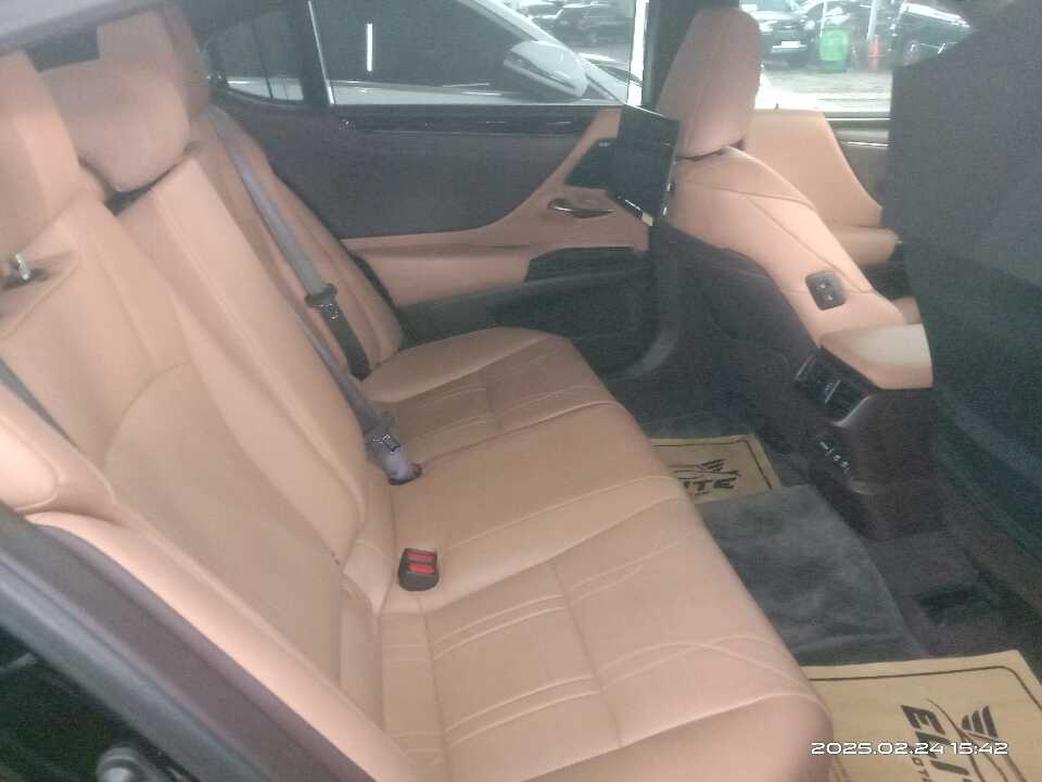 Foto Mobil Bekas Kabin Belakang Lexus ES 250 2.5 tahun 2019