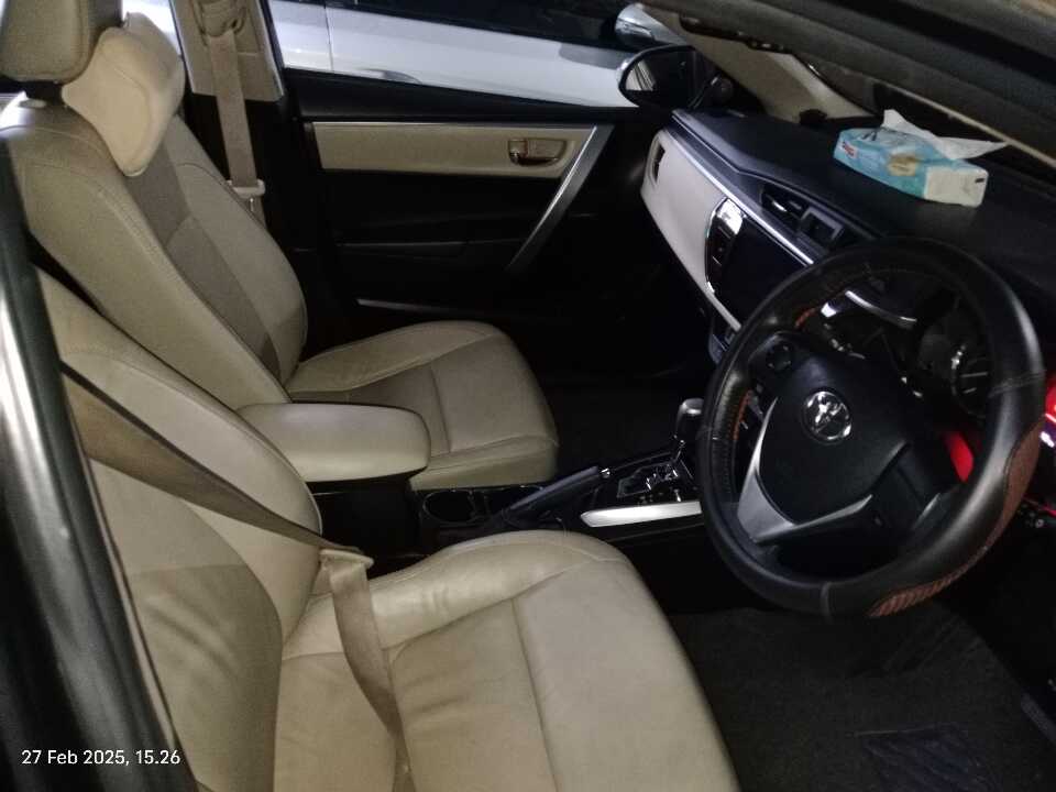 Foto Mobil Bekas Kabin Depan Toyota Corolla Altis 1.8 V tahun 2015