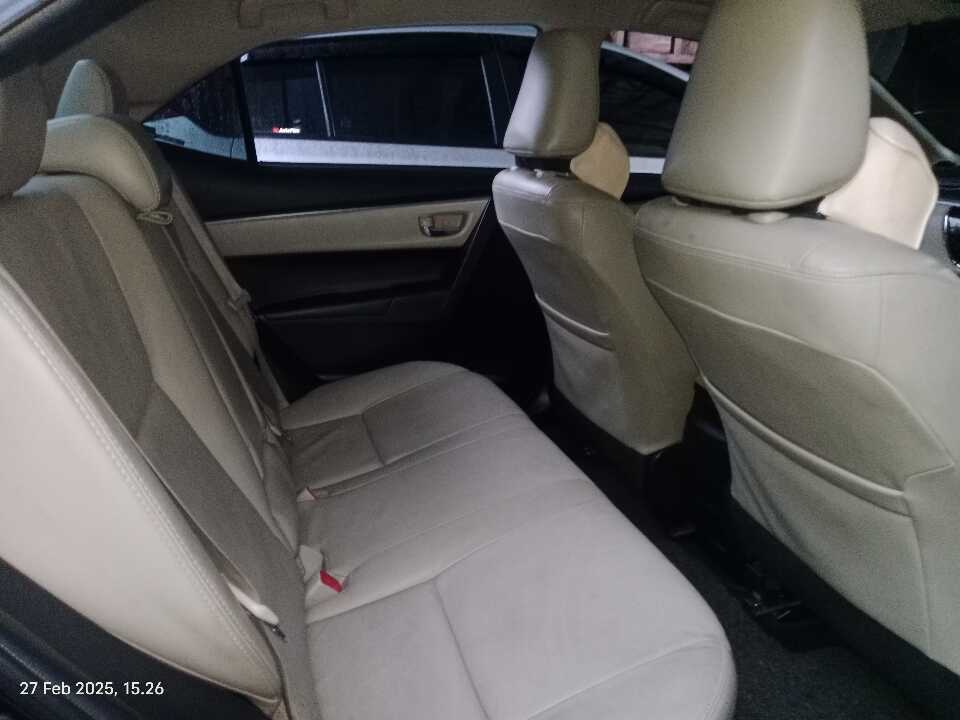 Foto Mobil Bekas Kabin Belakang Toyota Corolla Altis 1.8 V tahun 2015