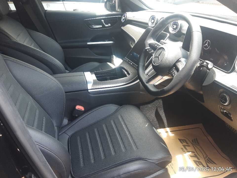 Foto Mobil Bekas Kabin Depan Mercedes-Benz C300 2.0 AMG tahun 2023