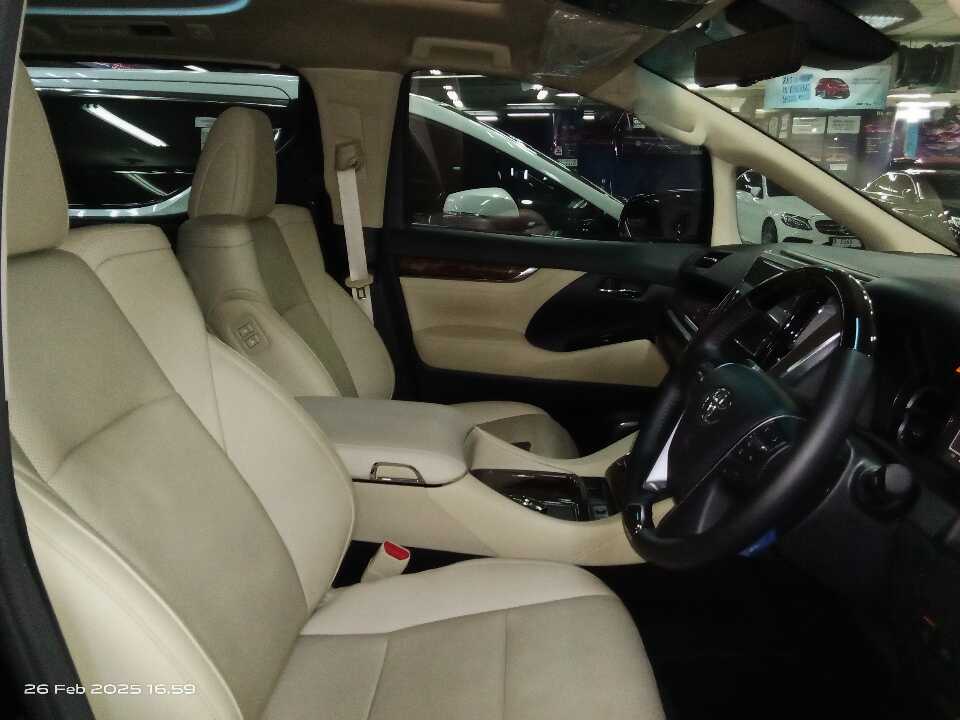 Foto Mobil Bekas Kabin Depan Toyota Alphard 2.5 G tahun 2022