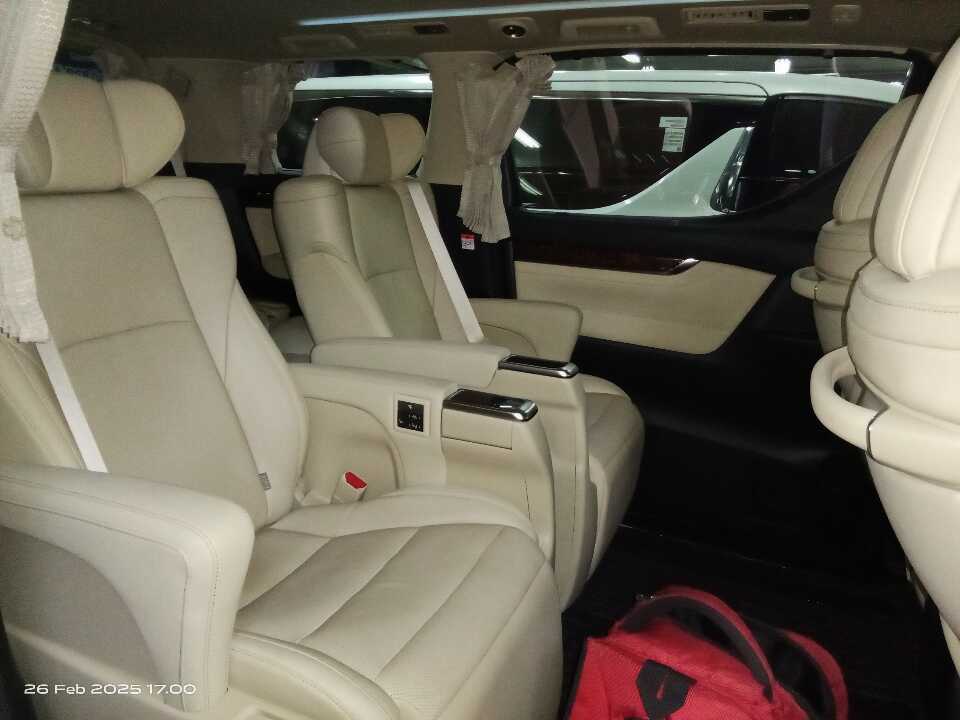 Foto Mobil Bekas Kabin Belakang Toyota Alphard 2.5 G tahun 2022