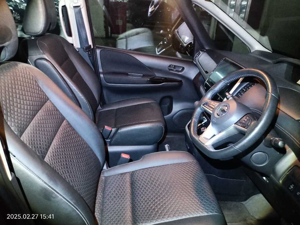 Foto Mobil Bekas Kabin Depan Nissan Serena 2.0 Highway Star tahun 2023