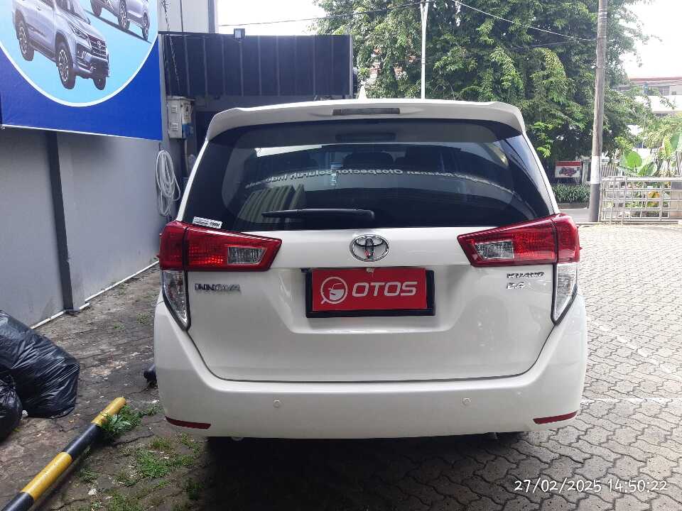 Foto Mobil Bekas Tampak Belakang Toyota Innova 2.4 G tahun 2022