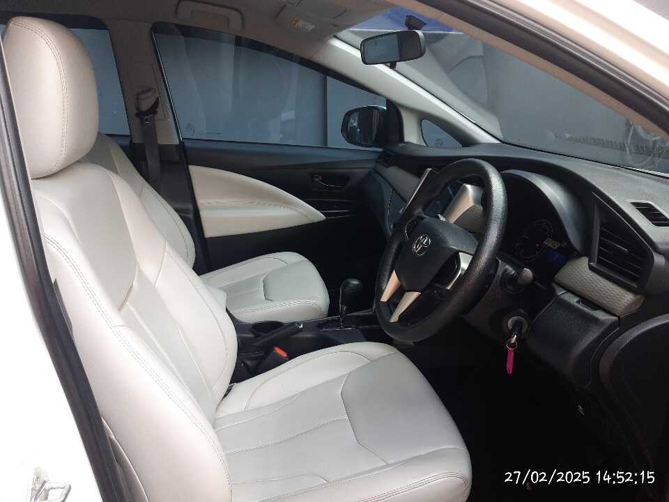 Foto Mobil Bekas Kabin Depan Toyota Innova 2.4 G tahun 2022