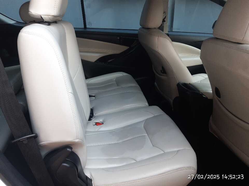 Foto Mobil Bekas Kabin Belakang Toyota Innova 2.4 G tahun 2022