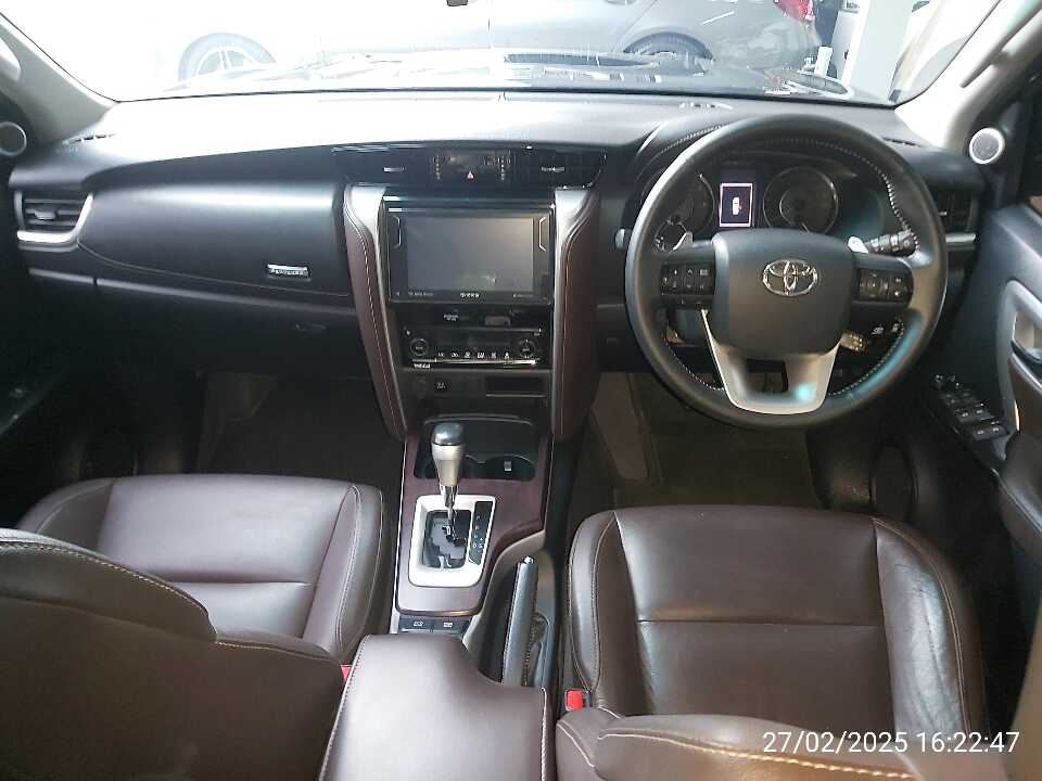 Foto Mobil Bekas Dashboard Toyota Fortuner 2.4 4X2 VRZ tahun 2019