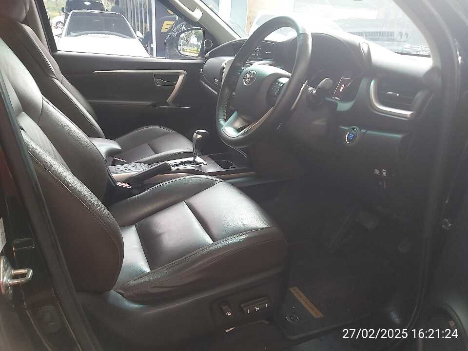 Foto Mobil Bekas Kabin Depan Toyota Fortuner 2.4 4X2 VRZ tahun 2019