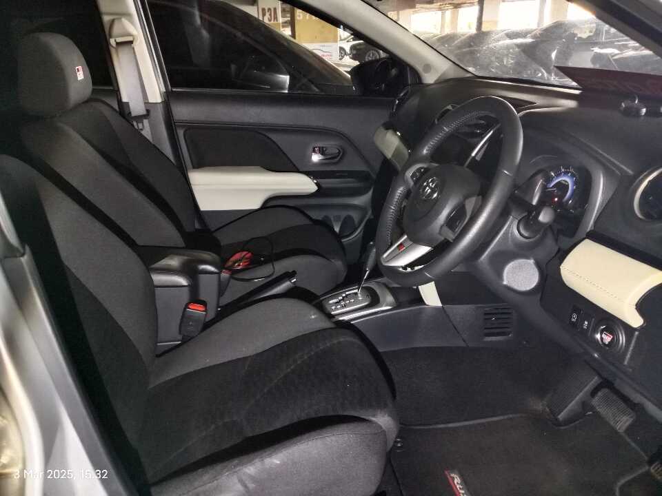 Foto Mobil Bekas Kabin Depan Toyota Rush 1.5 S tahun 2022