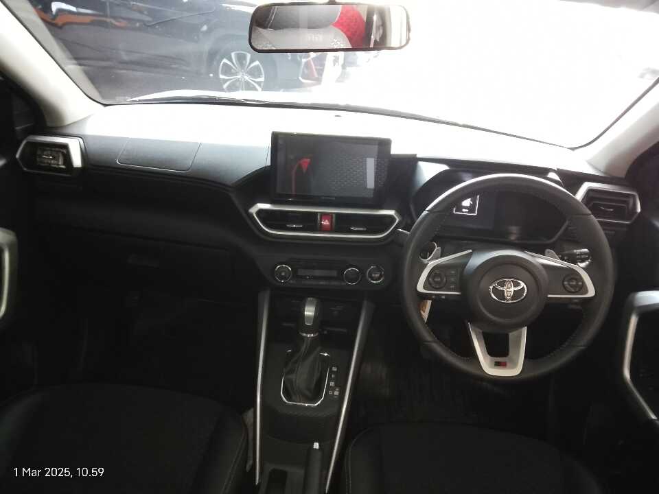 Foto Mobil Bekas Dashboard Toyota Raize 1.0 GR Sport tahun 2022