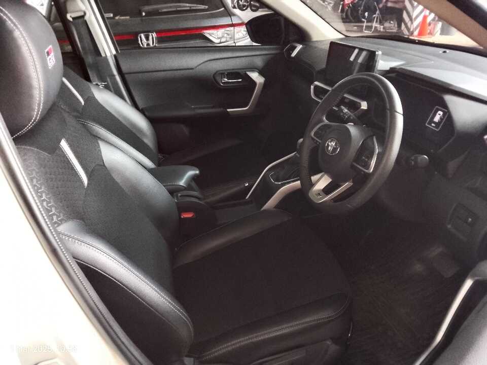 Foto Mobil Bekas Kabin Depan Toyota Raize 1.0 GR Sport tahun 2022