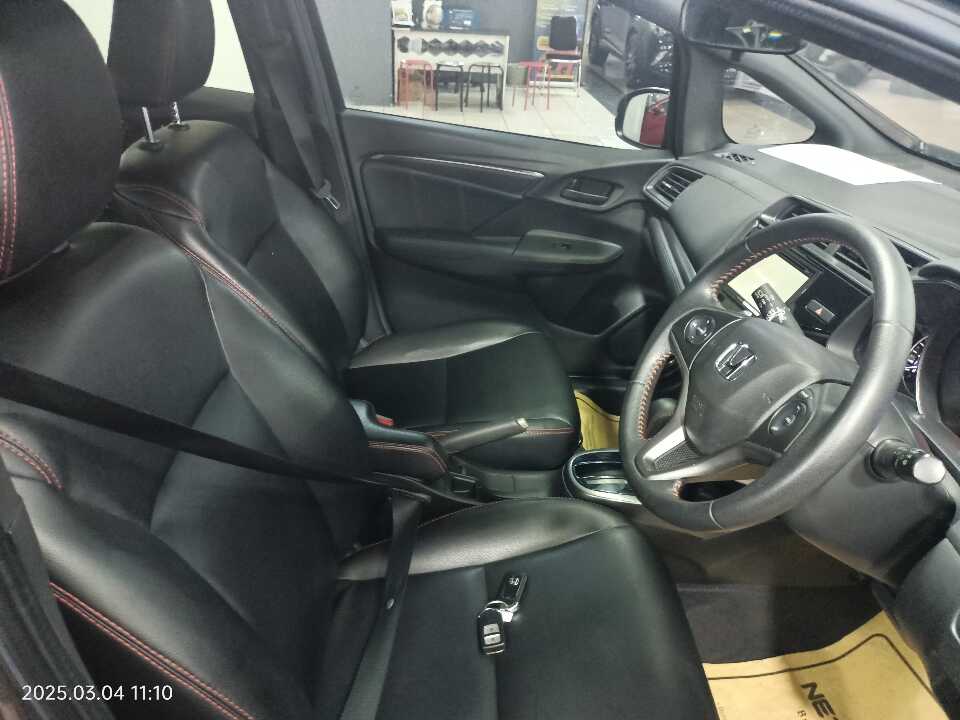 Foto Mobil Bekas Kabin Depan Honda Jazz 1.5 RS tahun 2019