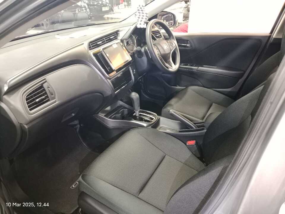 Foto Mobil Bekas Kabin Depan Honda City 1.5 E tahun 2018
