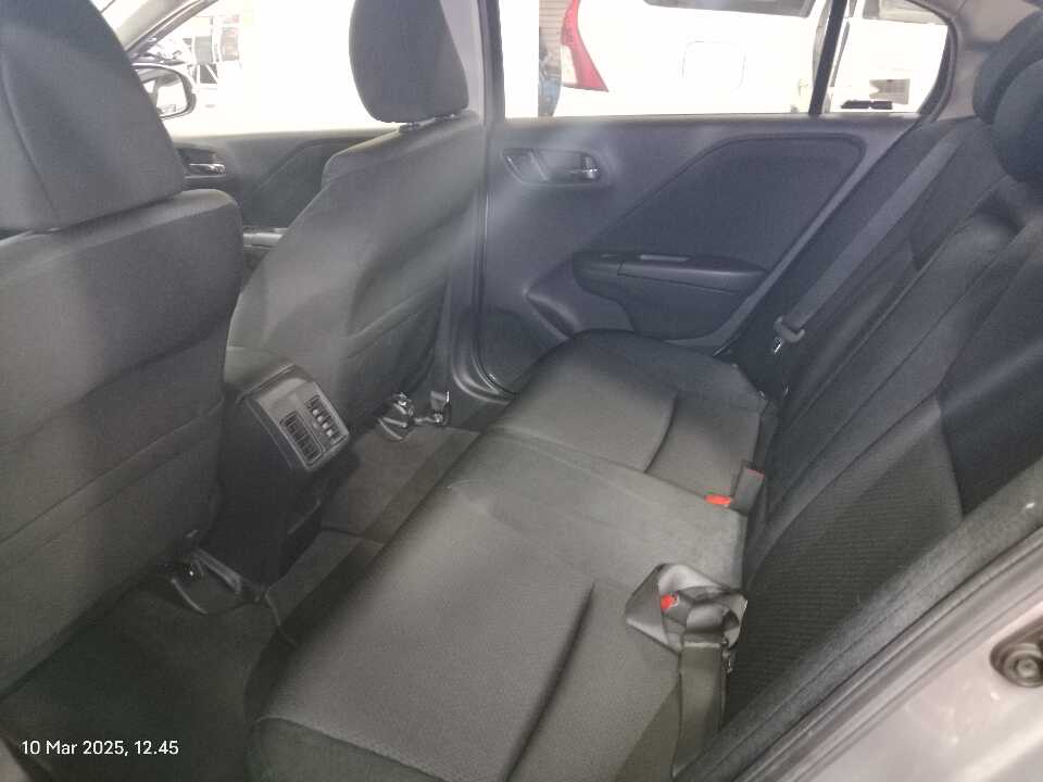 Foto Mobil Bekas Kabin Belakang Honda City 1.5 E tahun 2018