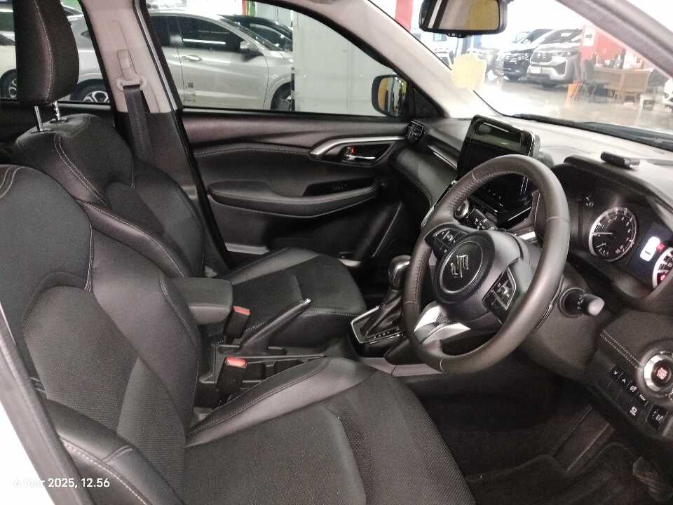 Foto Mobil Bekas Kabin Depan Suzuki Grand Vitara 1.5 GX Hybrid tahun 2023