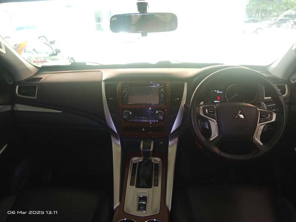 Foto Mobil Bekas Dashboard Mitsubishi Pajero Sport 2.4 Dakar 4X2 tahun 2017