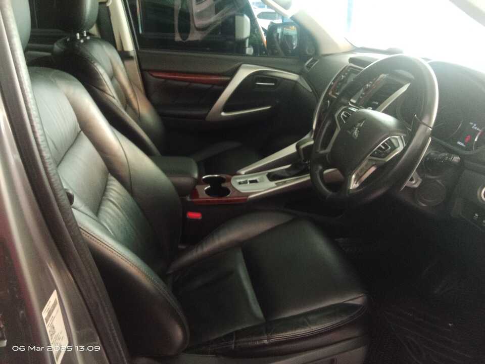 Foto Mobil Bekas Kabin Depan Mitsubishi Pajero Sport 2.4 Dakar 4X2 tahun 2017