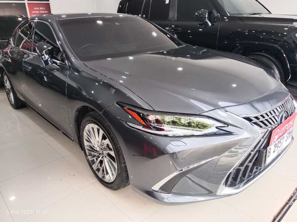 2022 Lexus ES 300h 2.5 Ultra Luxury - Foto 1 dari 6