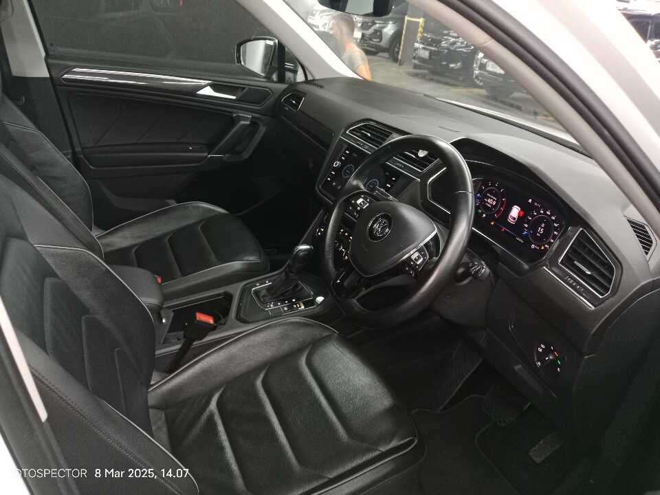 Foto Mobil Bekas Kabin Depan Volkswagen Tiguan 1.4 TSI Allspace tahun 2020