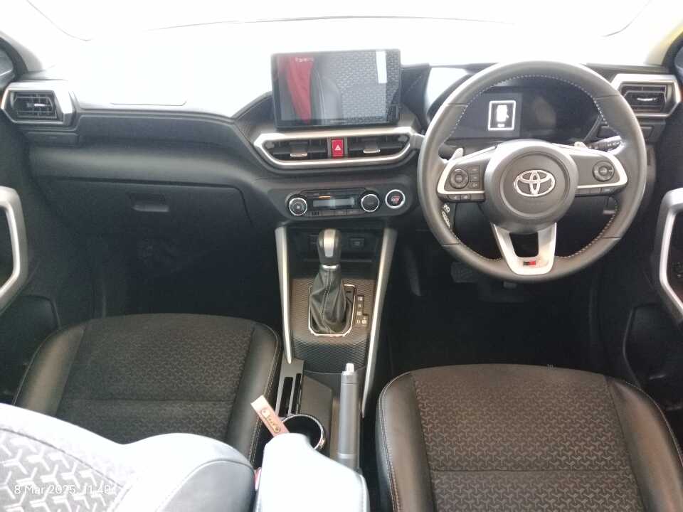 Foto Mobil Bekas Dashboard Toyota Raize 1.0 GR Sport tahun 2022