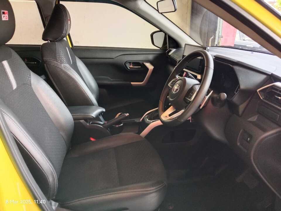 Foto Mobil Bekas Kabin Depan Toyota Raize 1.0 GR Sport tahun 2022