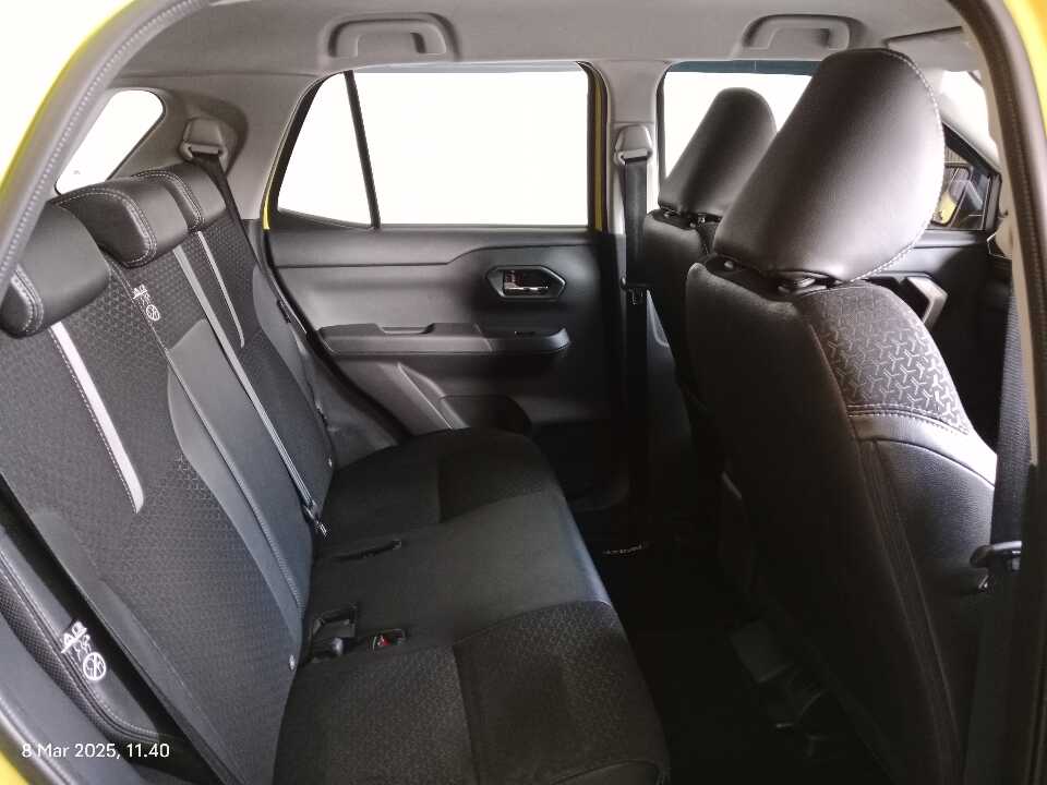 Foto Mobil Bekas Kabin Belakang Toyota Raize 1.0 GR Sport tahun 2022