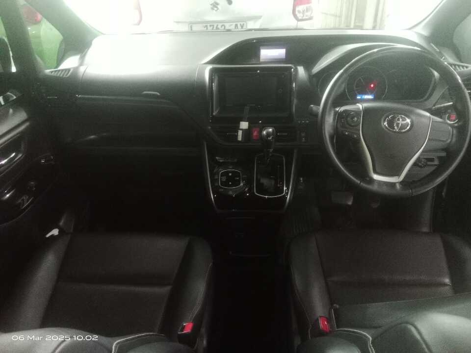 Foto Mobil Bekas Dashboard Toyota Voxy 2.0 tahun 2018