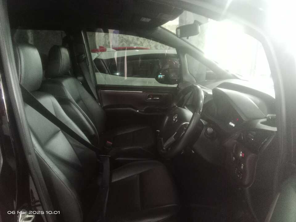 Foto Mobil Bekas Kabin Depan Toyota Voxy 2.0 tahun 2018