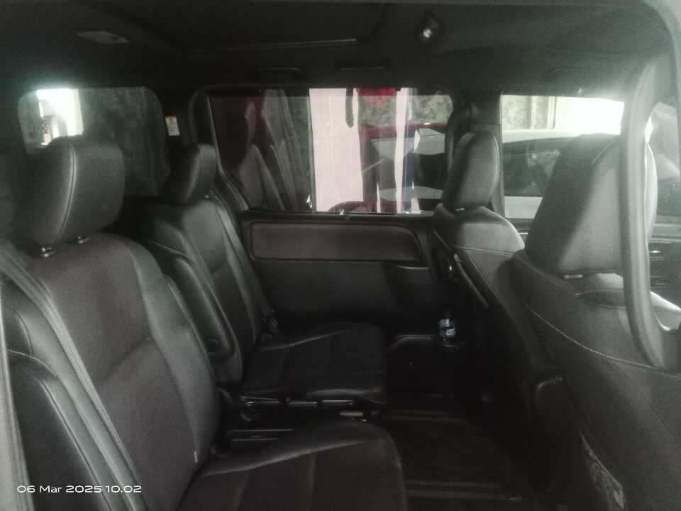 Foto Mobil Bekas Kabin Belakang Toyota Voxy 2.0 tahun 2018