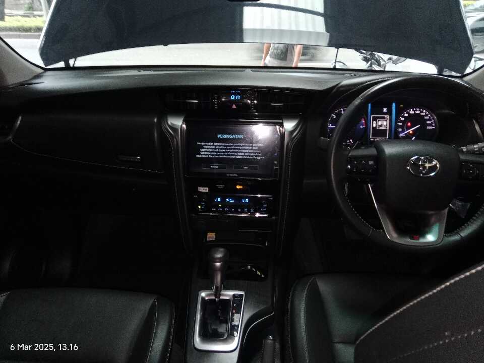 Foto Mobil Bekas Dashboard Toyota Fortuner 2.8 4X2 VRZ tahun 2023