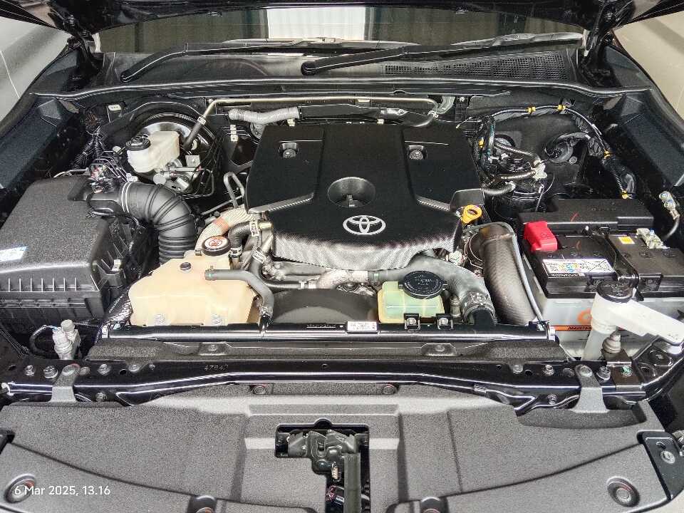 Foto Mobil Bekas Mesin Toyota Fortuner 2.8 4X2 VRZ tahun 2023