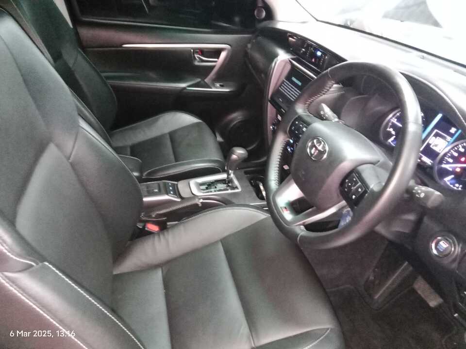 Foto Mobil Bekas Kabin Depan Toyota Fortuner 2.8 4X2 VRZ tahun 2023