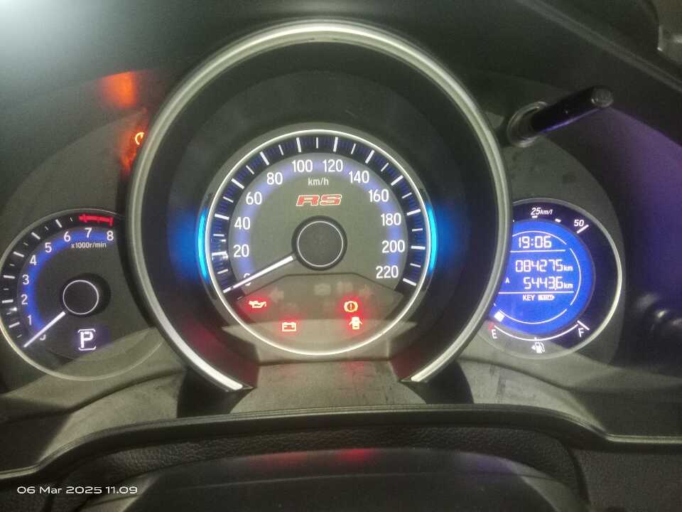 Foto Mobil Bekas Odometer Honda Jazz 1.5 RS tahun 2016