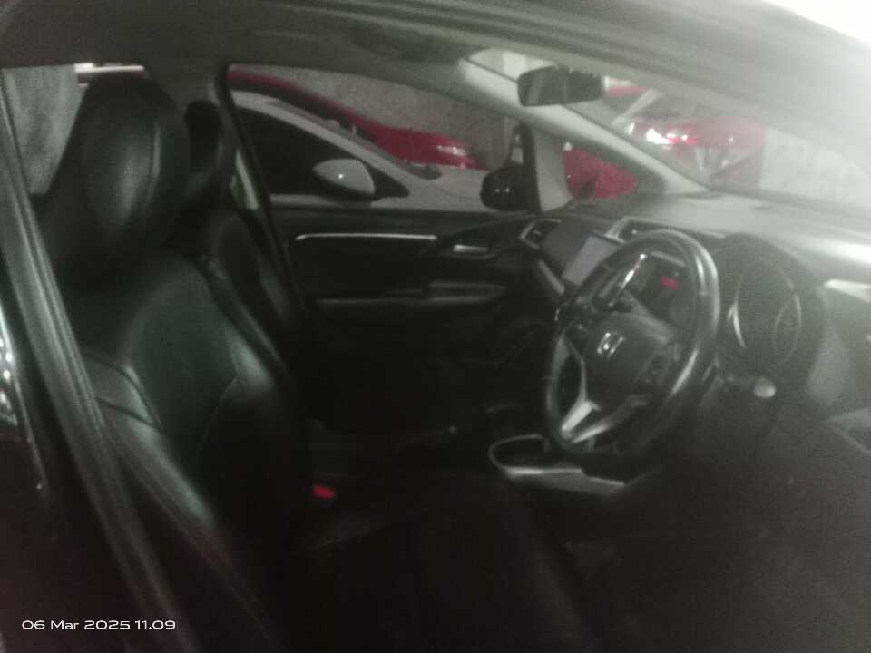 Foto Mobil Bekas Kabin Depan Honda Jazz 1.5 RS tahun 2016