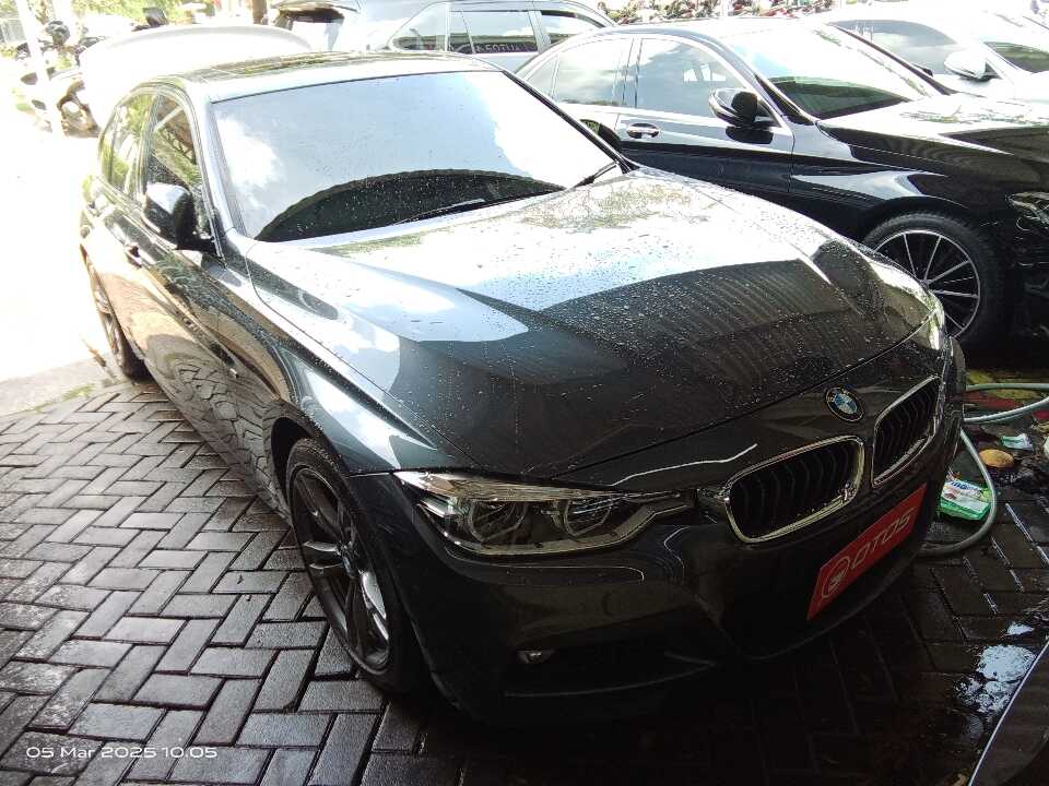2016 BMW 330i 2.0 - Foto 1 dari 6