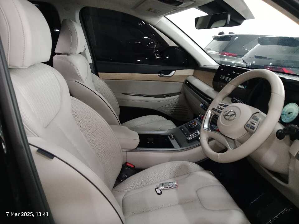Foto Mobil Bekas Kabin Depan Hyundai Palisade 2.2 tahun 2023