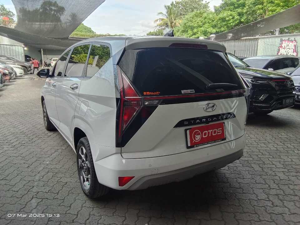 Foto Mobil Bekas Kiri Belakang Hyundai Stargazer 1.5 Prime tahun 2022