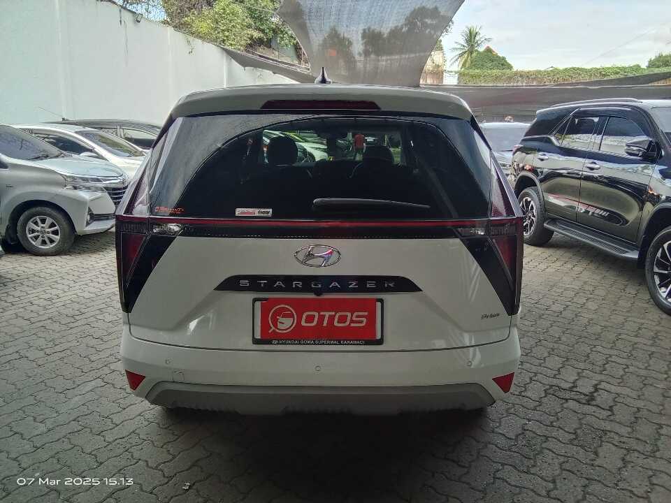 Foto Mobil Bekas Tampak Belakang Hyundai Stargazer 1.5 Prime tahun 2022