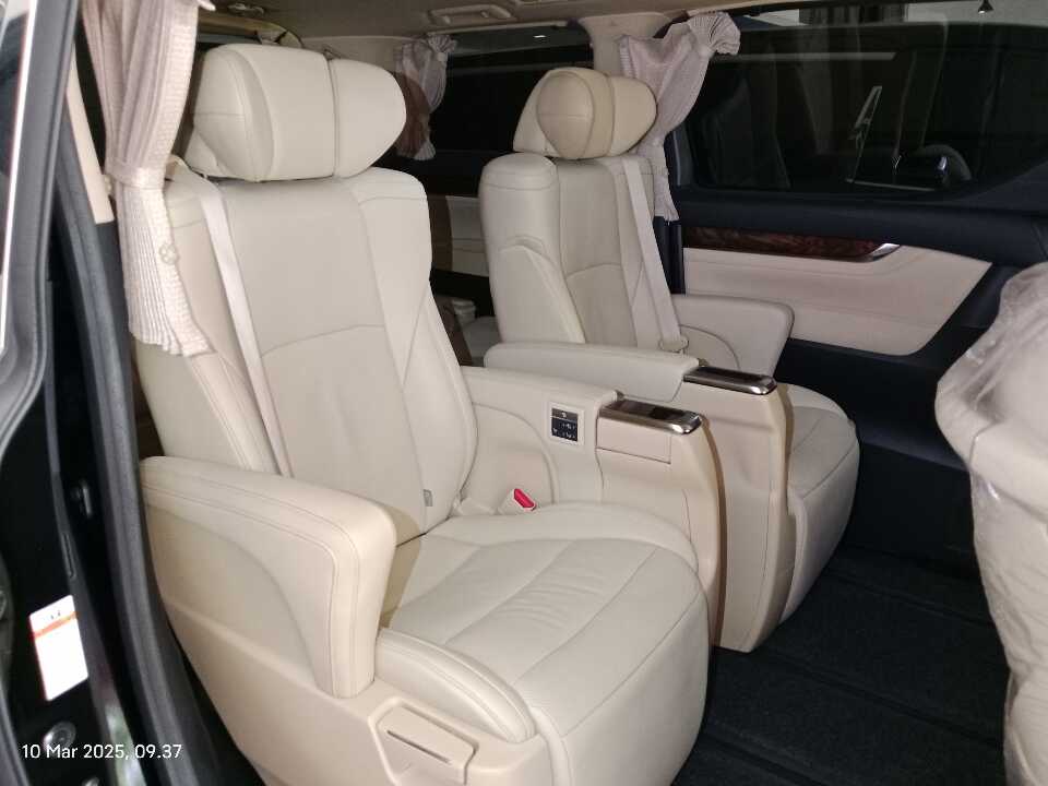 Foto Mobil Bekas Kabin Belakang Toyota Alphard 2.5 G tahun 2019