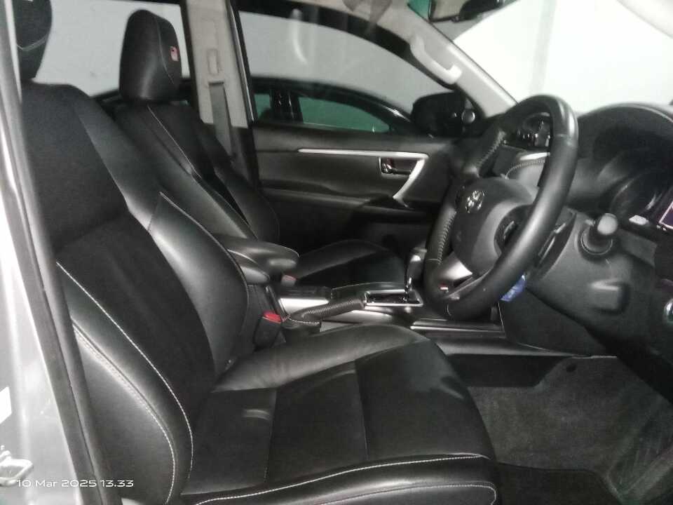 Foto Mobil Bekas Kabin Depan Toyota Fortuner 2.8 GR Sport tahun 2022