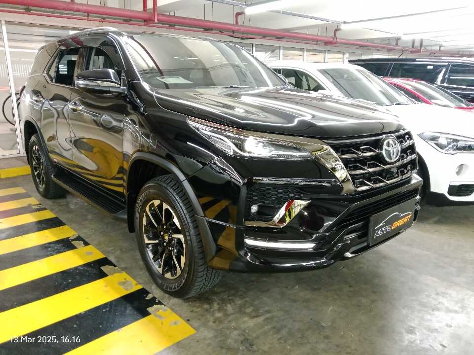 2022 Toyota Fortuner 2.8 4X2 VRZ - Foto 1 dari 6