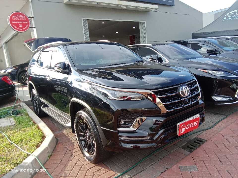 2022 Toyota Fortuner 2.8 4X2 VRZ - Foto 1 dari 6