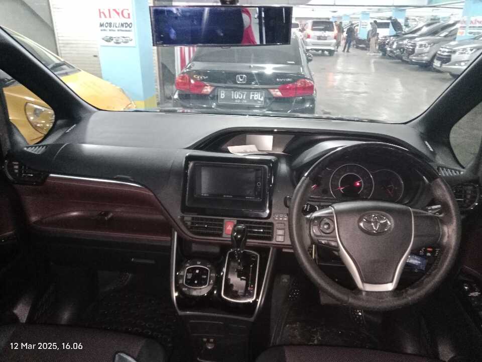 Foto Mobil Bekas Dashboard Toyota Voxy 2.0 tahun 2018