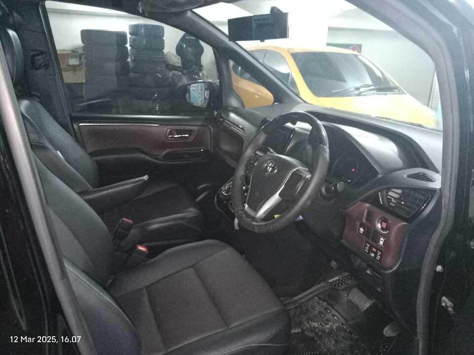 Foto Mobil Bekas Kabin Depan Toyota Voxy 2.0 tahun 2018
