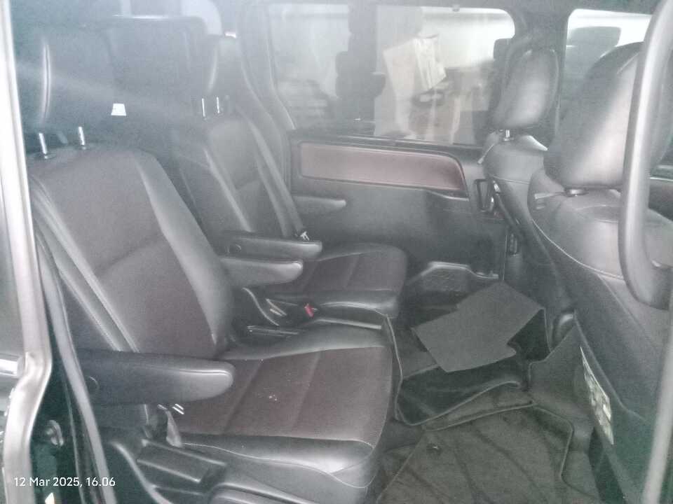 Foto Mobil Bekas Kabin Belakang Toyota Voxy 2.0 tahun 2018