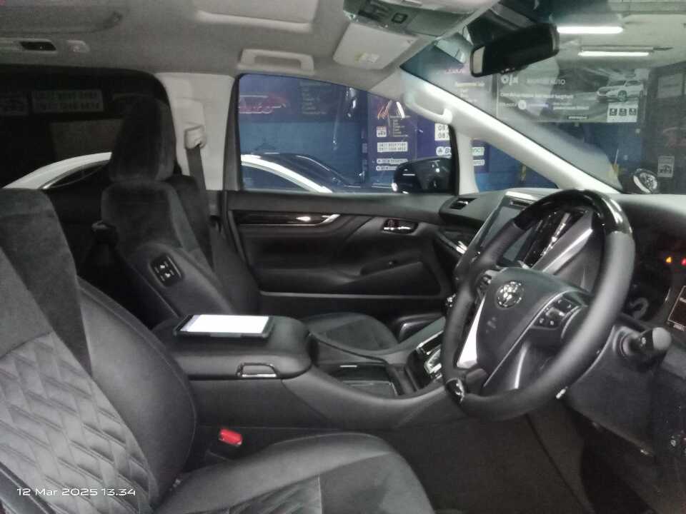 Foto Mobil Bekas Kabin Depan Toyota Alphard 2.5 tahun 2015