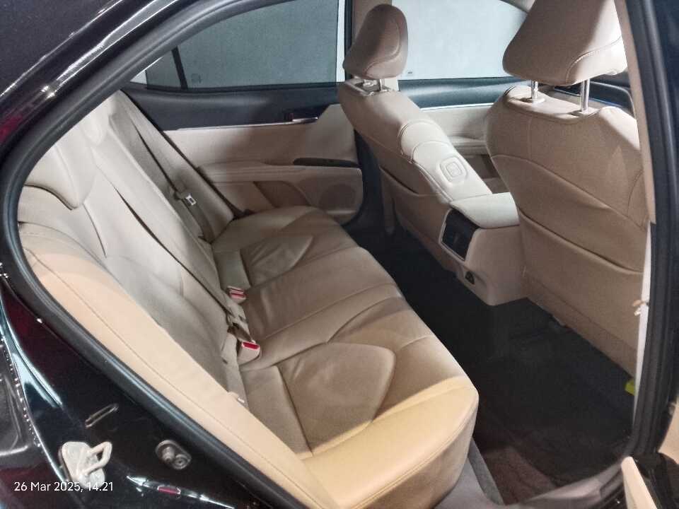 Foto Mobil Bekas Kabin Belakang Toyota Camry 2.5 V tahun 2019