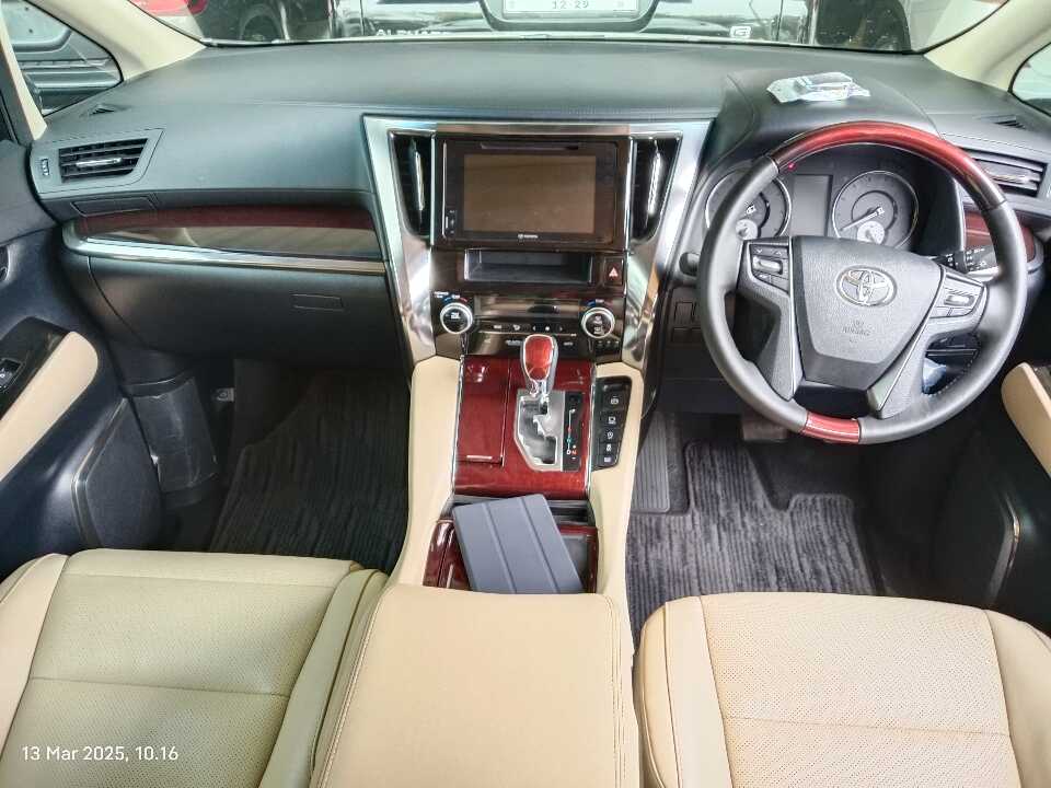 Foto Mobil Bekas Dashboard Toyota Alphard 2.5 G tahun 2017
