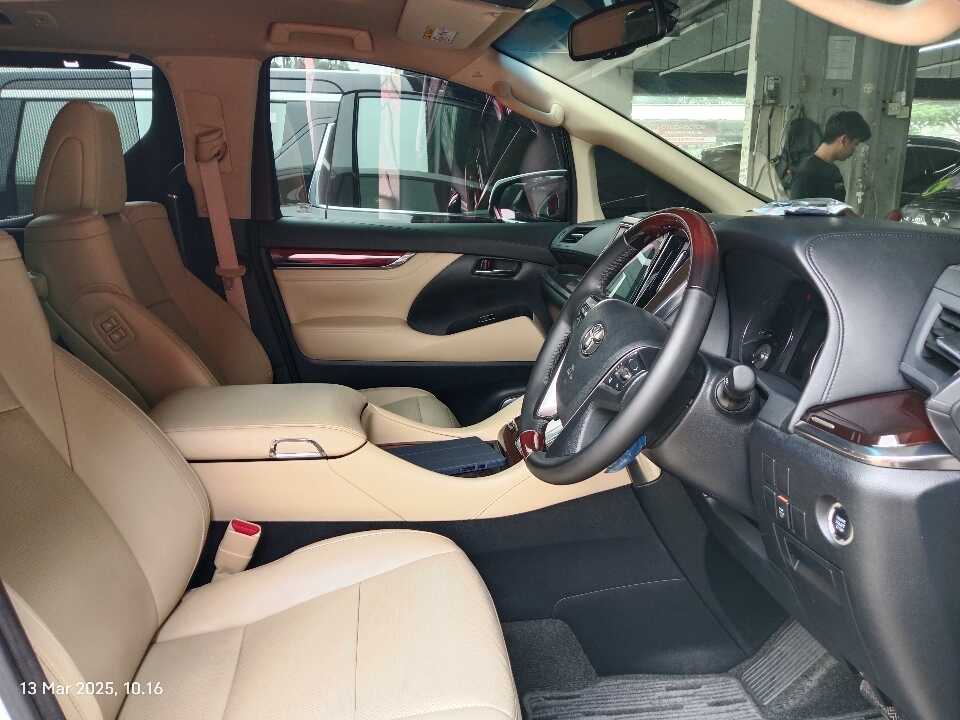 Foto Mobil Bekas Kabin Depan Toyota Alphard 2.5 G tahun 2017